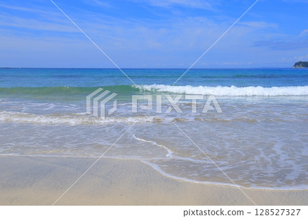 Beautiful beach 128527327