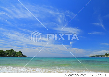 Beautiful beach 128527351