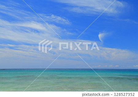 Beautiful beach 128527352