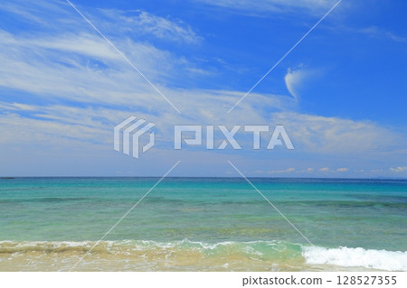 Beautiful beach 128527355