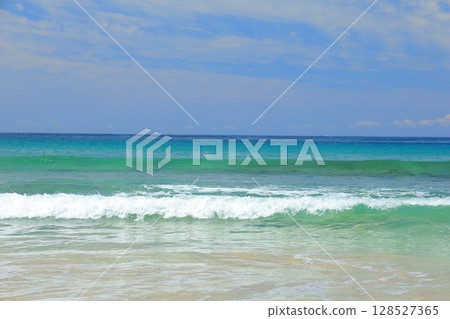 Beautiful beach 128527365