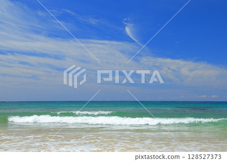 Beautiful beach 128527373