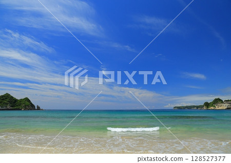 Beautiful beach 128527377
