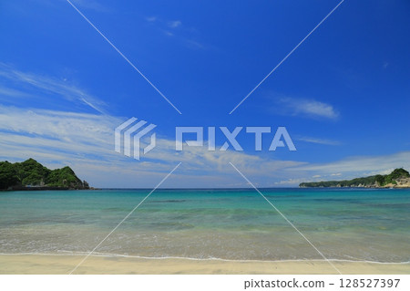 Beautiful beach 128527397