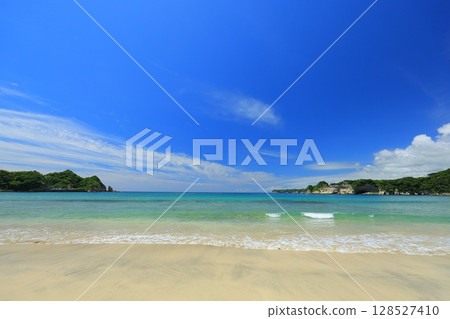Beautiful beach 128527410