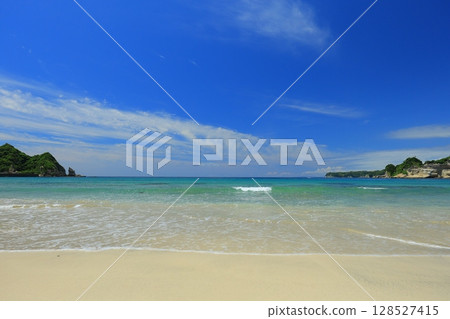 Beautiful beach 128527415