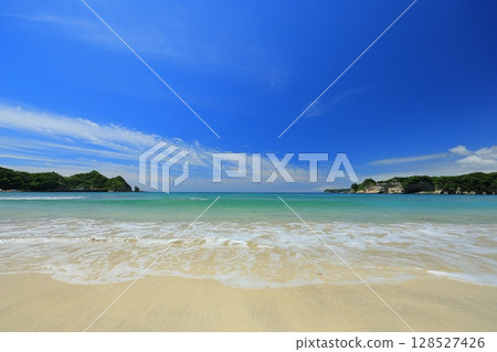 Beautiful beach 128527426