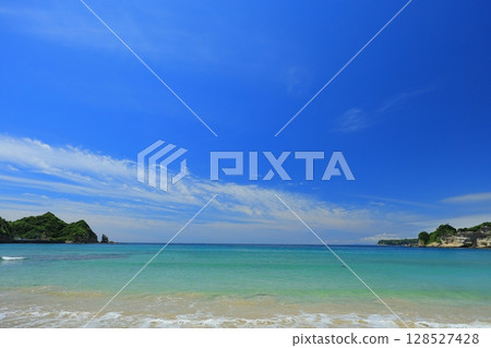 Beautiful beach 128527428