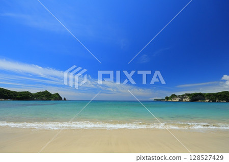 Beautiful beach 128527429