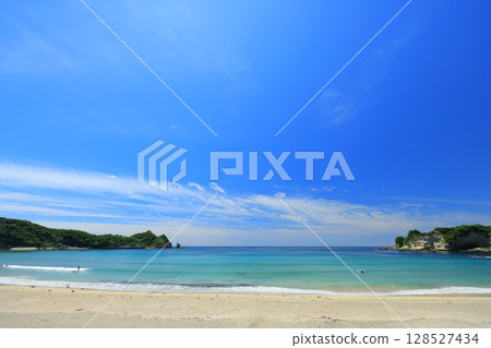 Beautiful beach 128527434