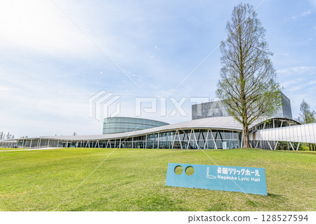 新潟縣長岡市陽光明媚的長岡抒情堂 128527594
