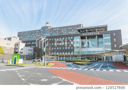 Niigata City, Niigata Prefecture: Niigata University Dental Hospital on a sunny day 128527600