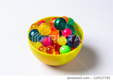 杯子裡的彩色超級球 128527795