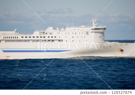 [Tokyo Kyushu Ferry Hamayu bound for Shinmoji Port and Soreiyu bound for Yokosuka Port meet and leave] 128527874