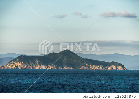 【東京九州渡輪開往真由新門司，從高知縣外海駛往宇久留島】 128527879