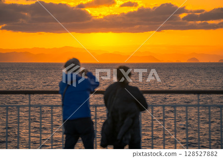 【東京九州渡輪 前往 真由新門司港：宇和島海岸的日落】 128527882