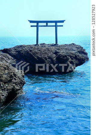 A torii gate overlooking the magnificent Pacific Ocean... "Oarai Isosaki Shrine" Kamiiso no Torii 128527923