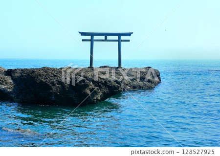 A torii gate overlooking the magnificent Pacific Ocean... "Oarai Isosaki Shrine" Kamiiso no Torii 128527925
