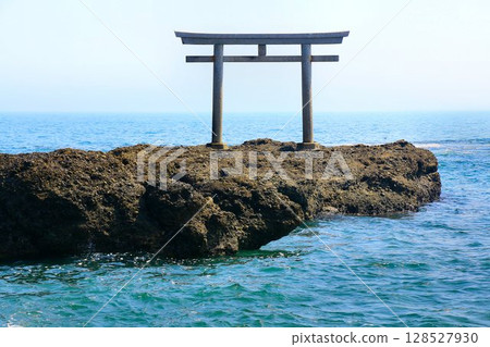 A torii gate overlooking the magnificent Pacific Ocean... "Oarai Isosaki Shrine" Kamiiso no Torii 128527930