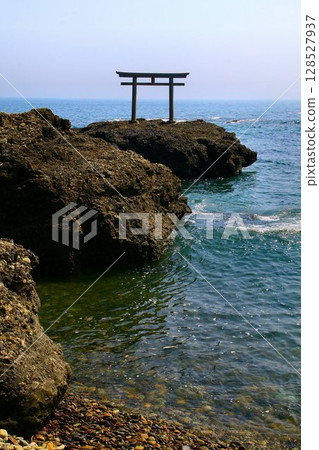 A torii gate overlooking the magnificent Pacific Ocean... "Oarai Isosaki Shrine" Kamiiso no Torii A torii gate overlooking the magnificent Pacific Ocean... "Oarai Isosaki Shrine" Kamiiso no Torii 128527937