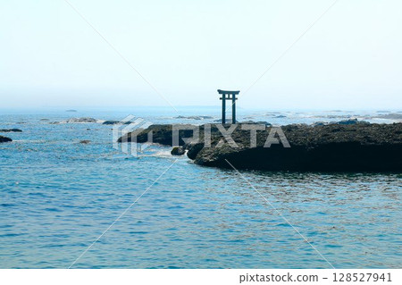俯瞰壯麗的太平洋的鳥居...「大洗磯崎神社」神磯鳥居 128527941
