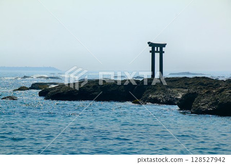 俯瞰壯麗的太平洋的鳥居...「大洗磯崎神社」神磯鳥居 俯瞰壯麗的太平洋的鳥居...「大洗磯崎神社」神磯鳥居 128527942