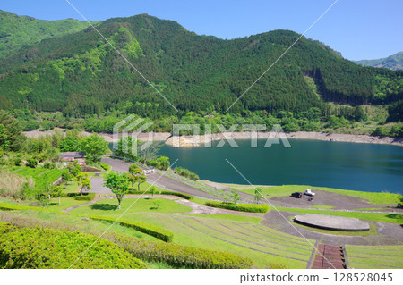 愛媛郡四國中央市寺野湖畔廣場 愛媛郡四國中央市寺野湖畔廣場 128528045