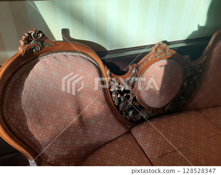 古董椅和舊沙發 128528347