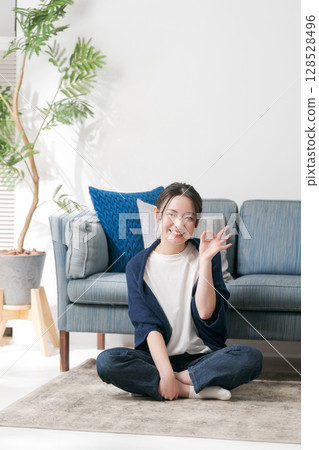 年輕女子在客廳放鬆 128528496
