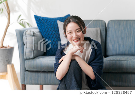 年輕女子在客廳放鬆 年輕女子在客廳放鬆 128528497