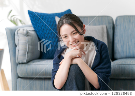 年輕女子在客廳放鬆 年輕女子在客廳放鬆 128528498