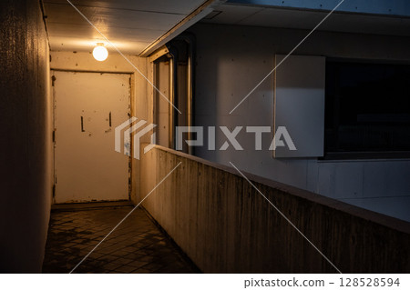 夜晚白色建築入口附近 128528594