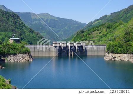 從愛媛縣四國中央市西濃展望台眺望富里水壩 128528611