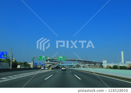 Expressway crossing the Metropolitan Expressway 128528650