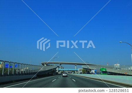 Expressway crossing the Metropolitan Expressway 128528651