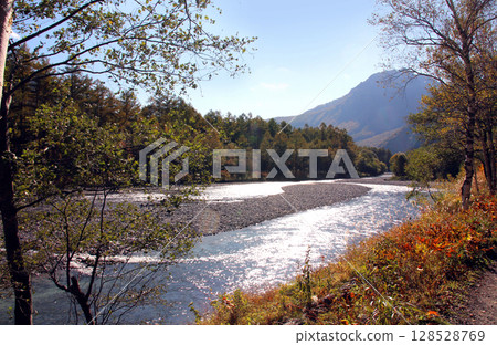 Mount Yakedake and clear blue sky seen from the Azusa River 128528769
