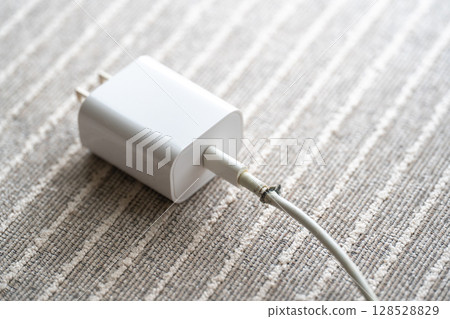 房間裡的電線斷了 房間裡的電線斷了 128528829