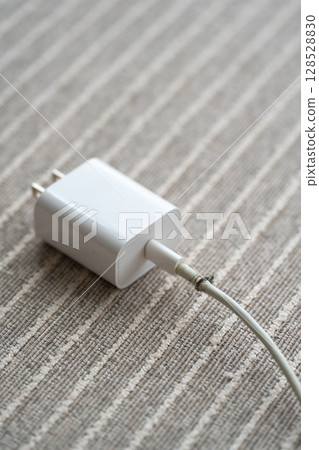房間裡的電線斷了 房間裡的電線斷了 128528830