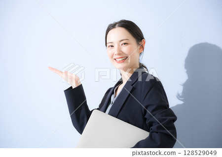 一位身穿西裝、手拿筆記型電腦的年輕可愛女性,擺出各種姿勢尋求建議或指導,上身,商務,銷售,淺藍色背景 一位身穿西裝、手拿筆記型電腦的年輕可愛女性,擺出各種姿勢尋求建議或指導,上身,商務,銷售,淺藍色背景 128529049