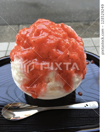鬆軟的刨冰搭配融化的草莓 鬆軟的刨冰搭配融化的草莓 128529249