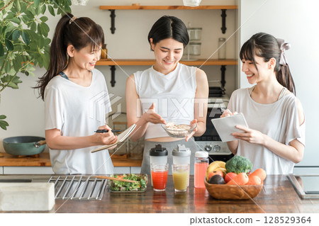 一位女運動員在烹飪課上教授增肌雞肉菜餚，Athlete Food My Meister 128529364