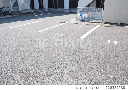 停車場在公寓裡 128529388