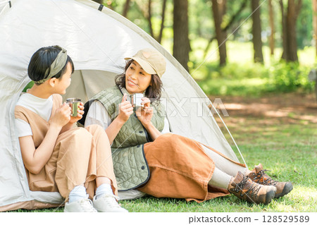 父母、母親和女兒在公園/露營地露營 128529589