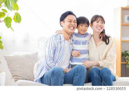 一家人坐在沙發上的全家福 一家人坐在沙發上的全家福 128530055