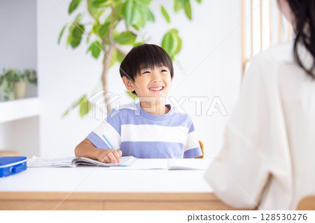 男孩在學習 男孩在學習 128530276