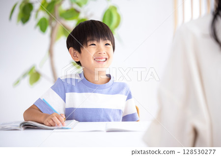 男孩在學習 128530277