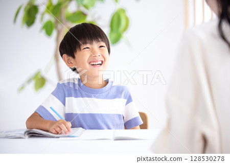 男孩在學習 128530278