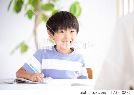 男孩在學習 128530282