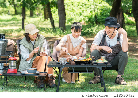 一個親密的家庭在公園和露營地享受日間露營、露營和燒烤。 128530452