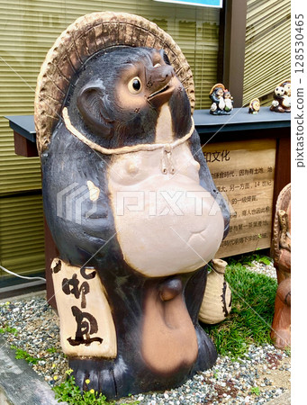 An ornament of a raccoon dog 128530465